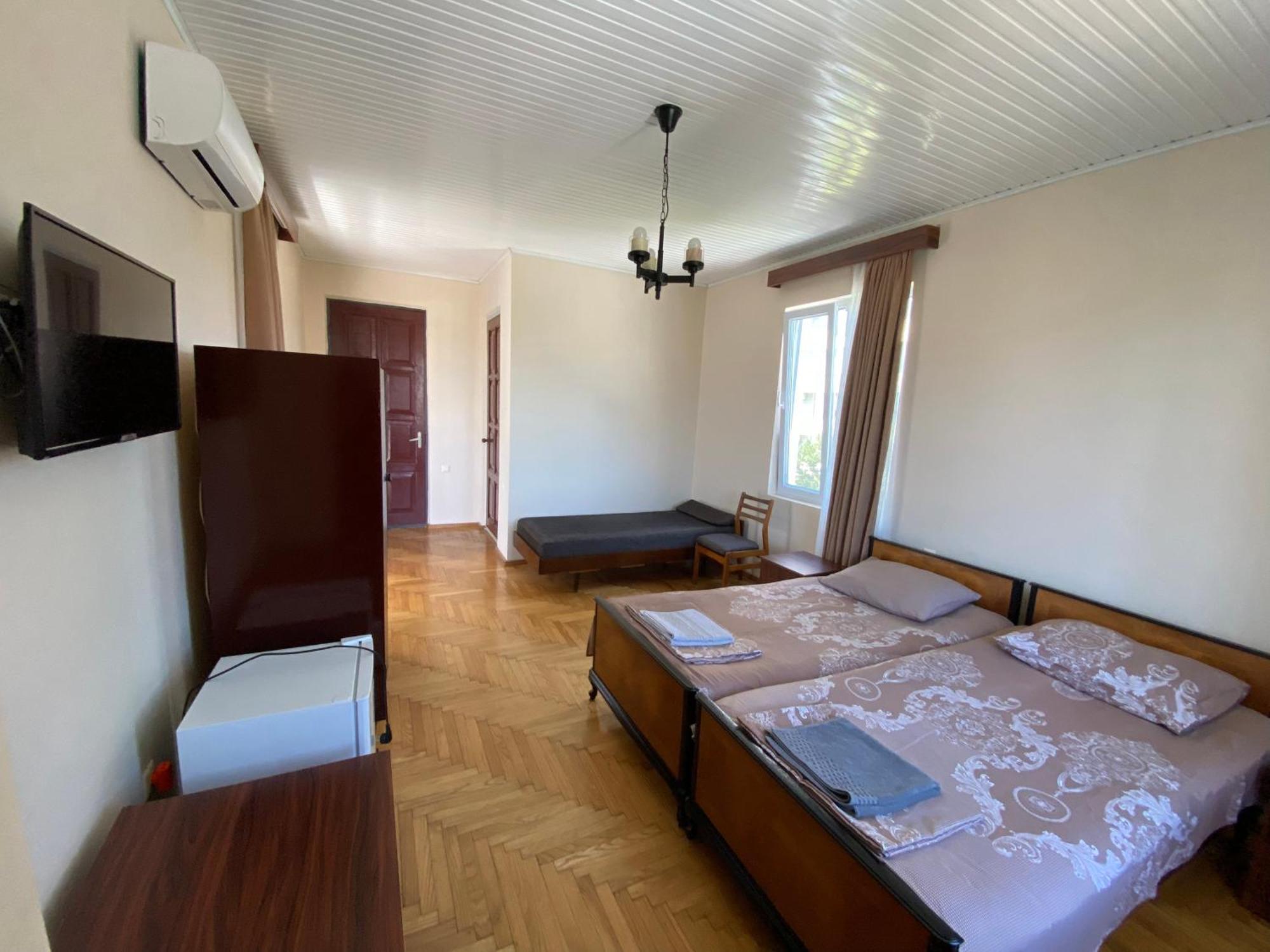 Guesthouse White Swan Kobuleti Bagian luar foto