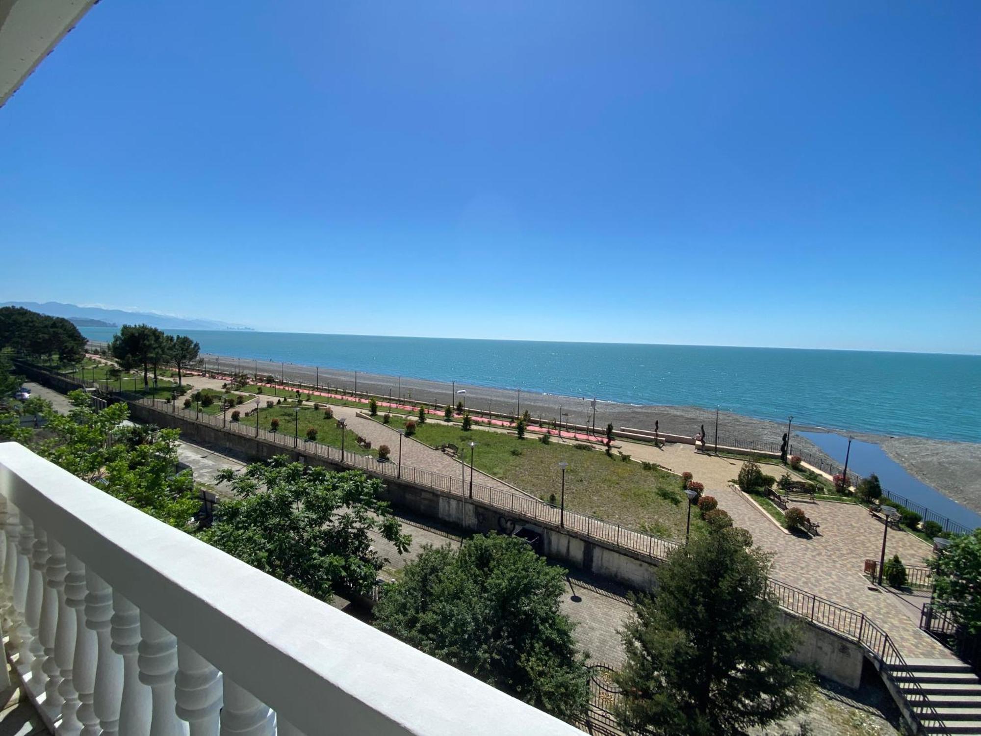 Guesthouse White Swan Kobuleti Bagian luar foto