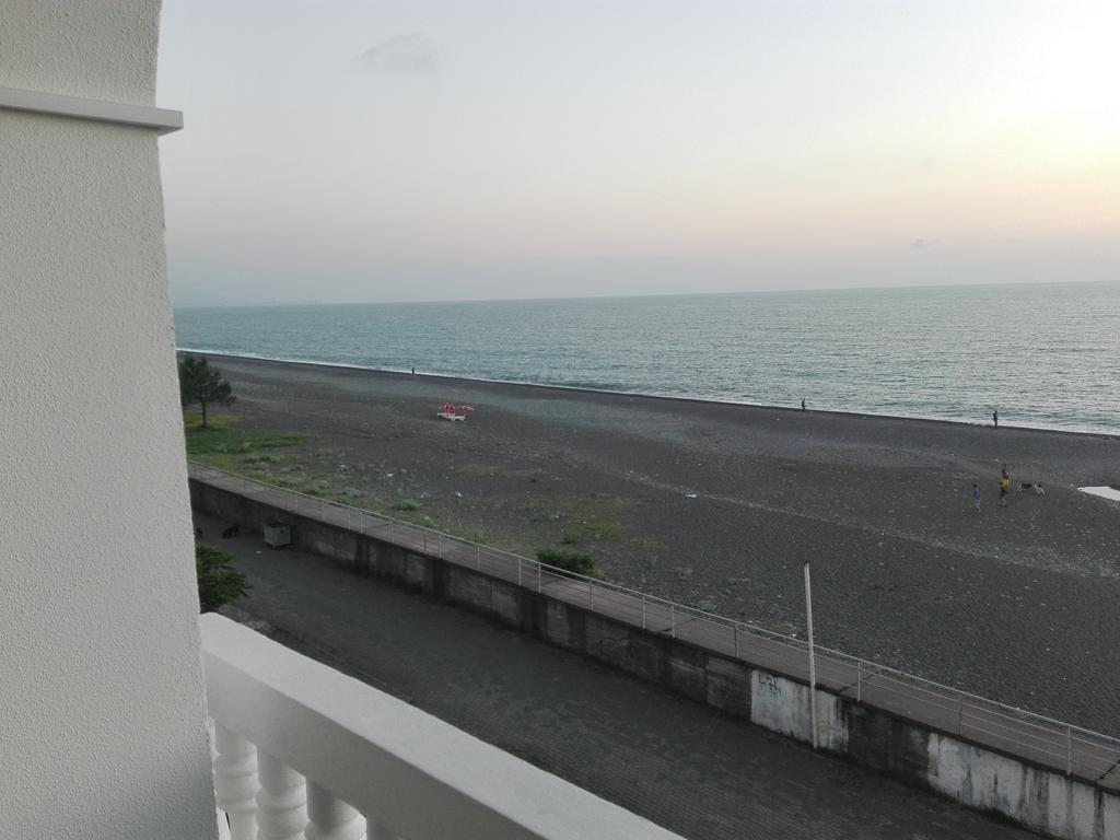 Guesthouse White Swan Kobuleti Bagian luar foto