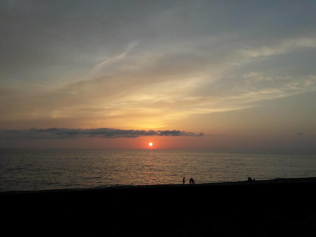 Guesthouse White Swan Kobuleti Bagian luar foto