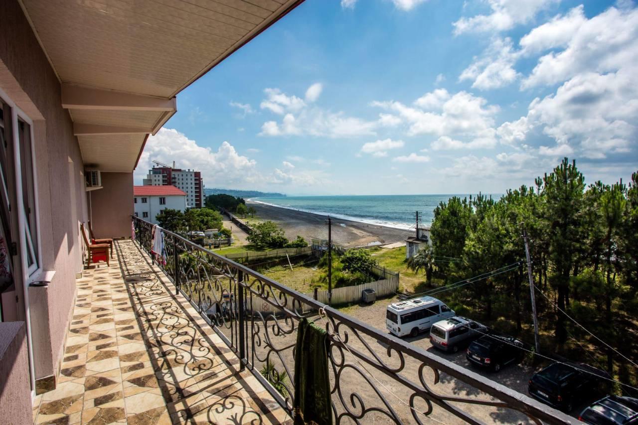 Guesthouse White Swan Kobuleti Bagian luar foto